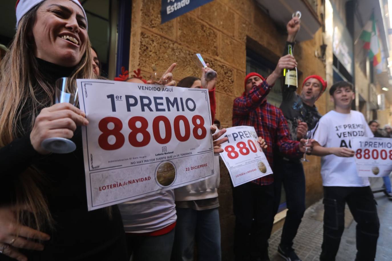 El Gordo en Cádiz: la felicidad de repartir euros y premios entre los vecinos