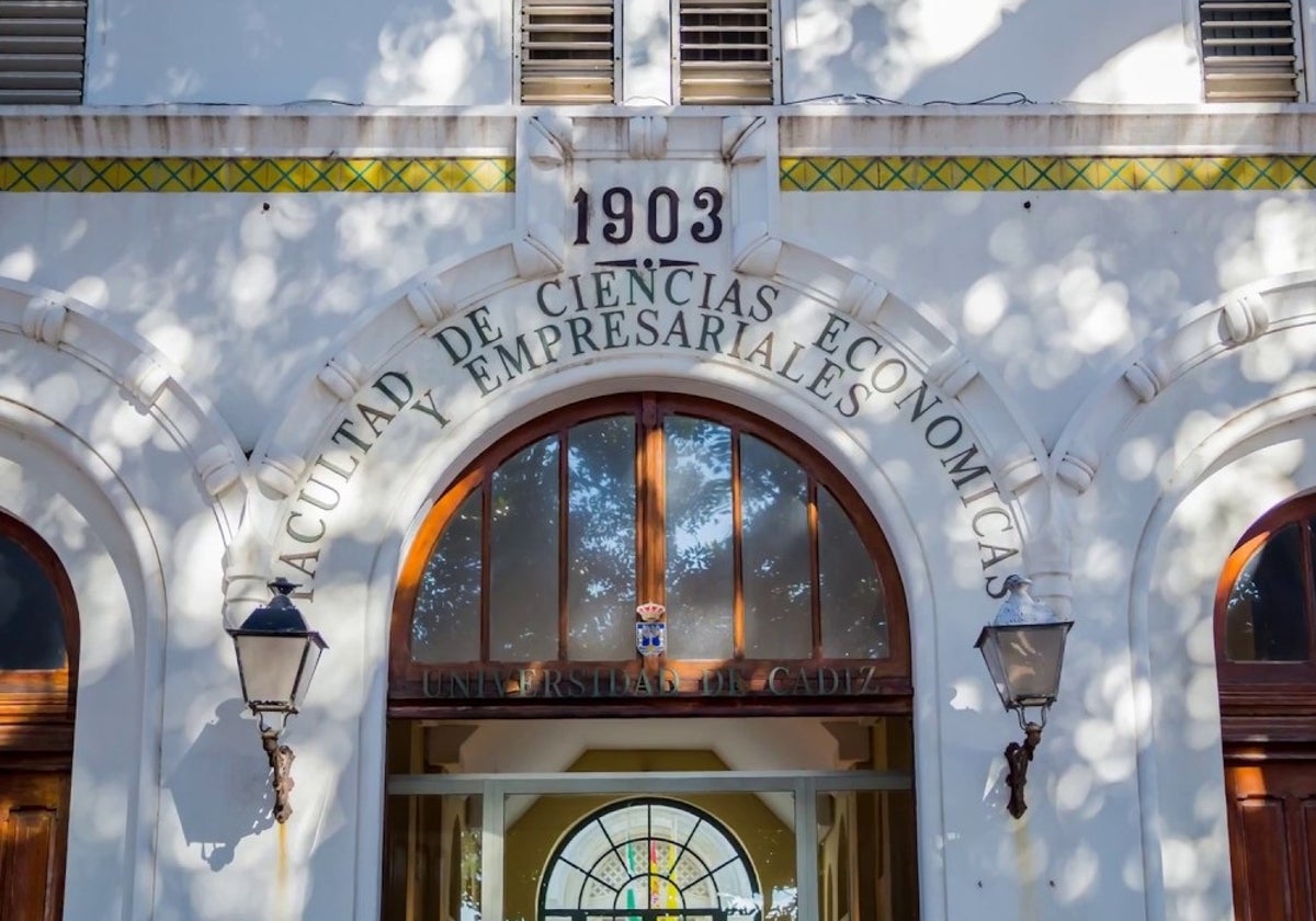 Fachada principal de la Facultad de Ciencias Económicas y Empresariales del campus de Cádiz