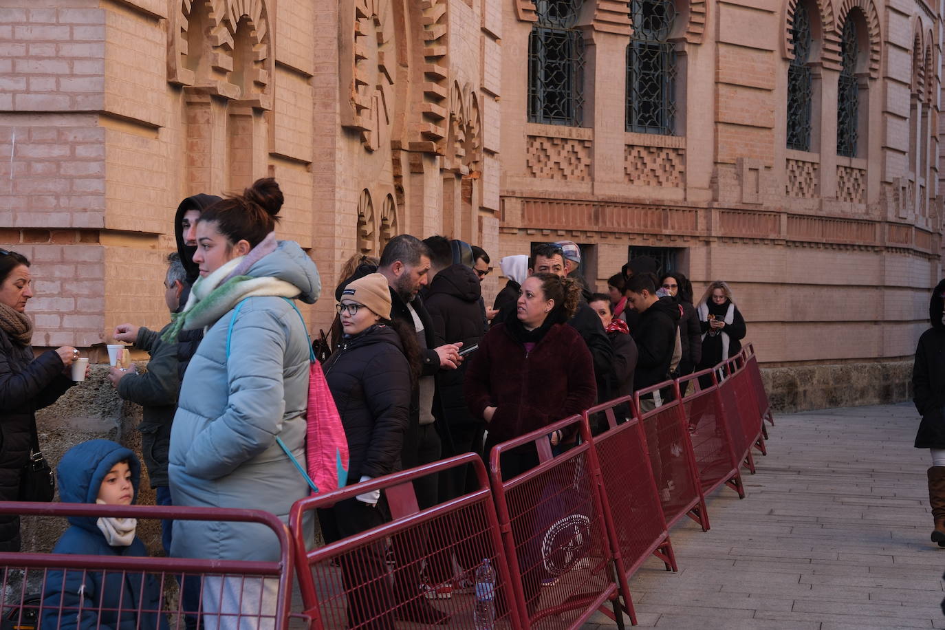 Colas en el Falla para las entradas de preliminares del COAC