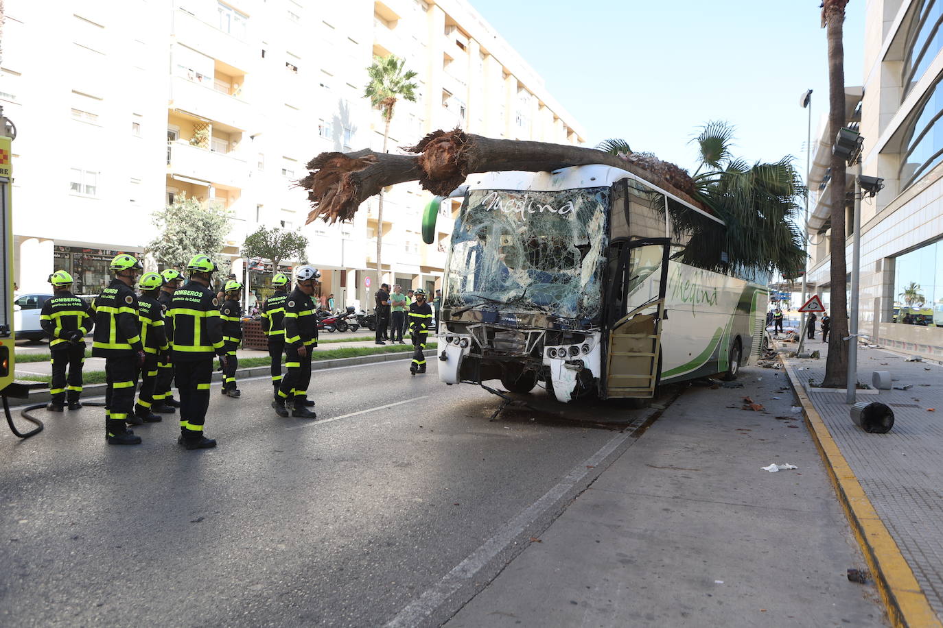 9 de octubre. La tragedia se cebaba con Cádiz. Un autobús se quedaba sin frenos en su bajada por el puente de la Constitución, invadía el carril contrario en la Avenida de las Cortes e impactaba contra la fachada del Corte Inglés. Fallecían tres personas en el momento del accidente, y días más tarde perdía la vida otra persona que estaba ingresada.