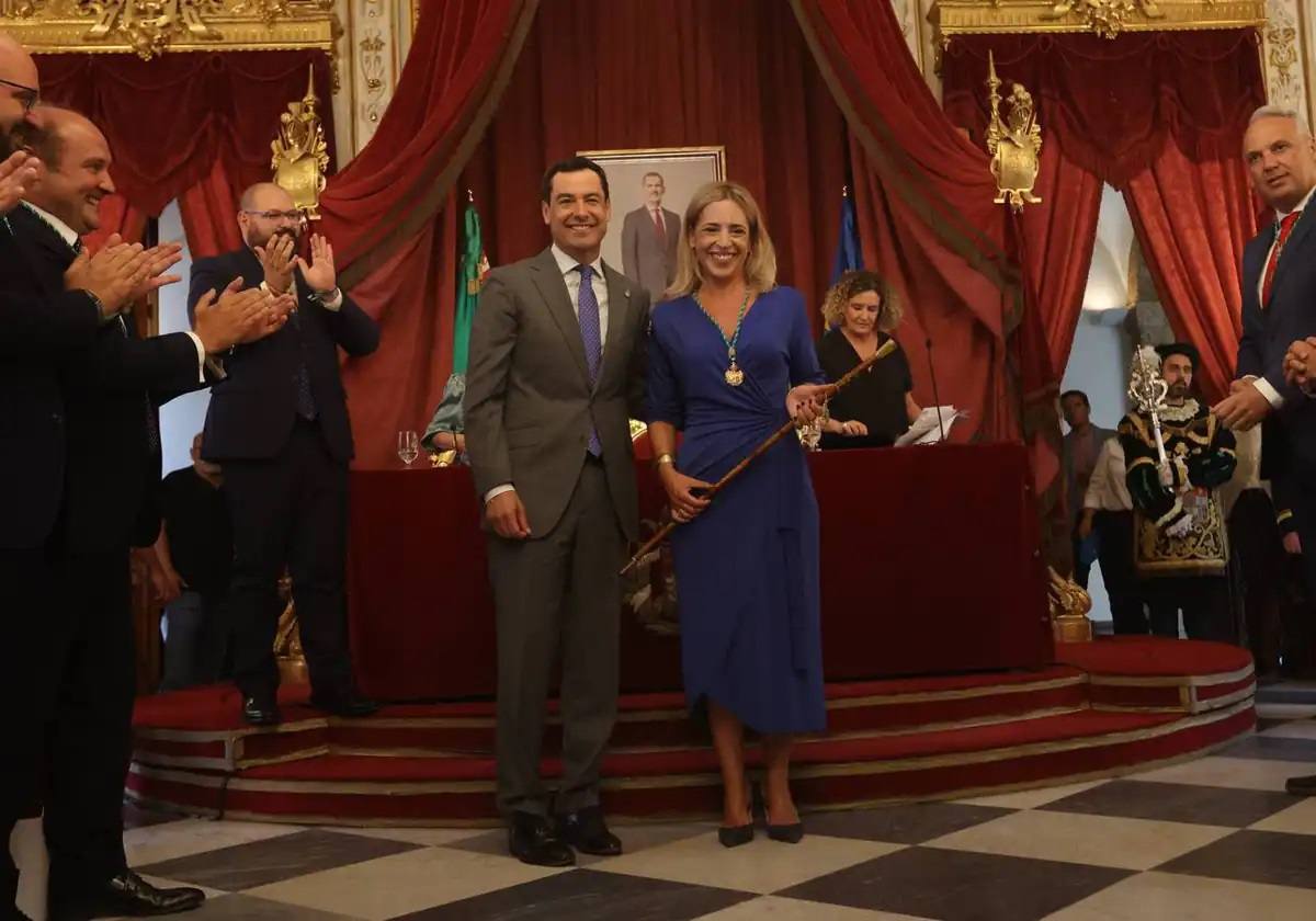 12 de julio. Almudena Martínez del Junco tomaba posesión como presidenta de la Diputación Provincial de Cádiz para un mandato que se prolongará hasta el año 2027. La administración provincial volvía a estar a cargo del Partido Popular ocho años después.