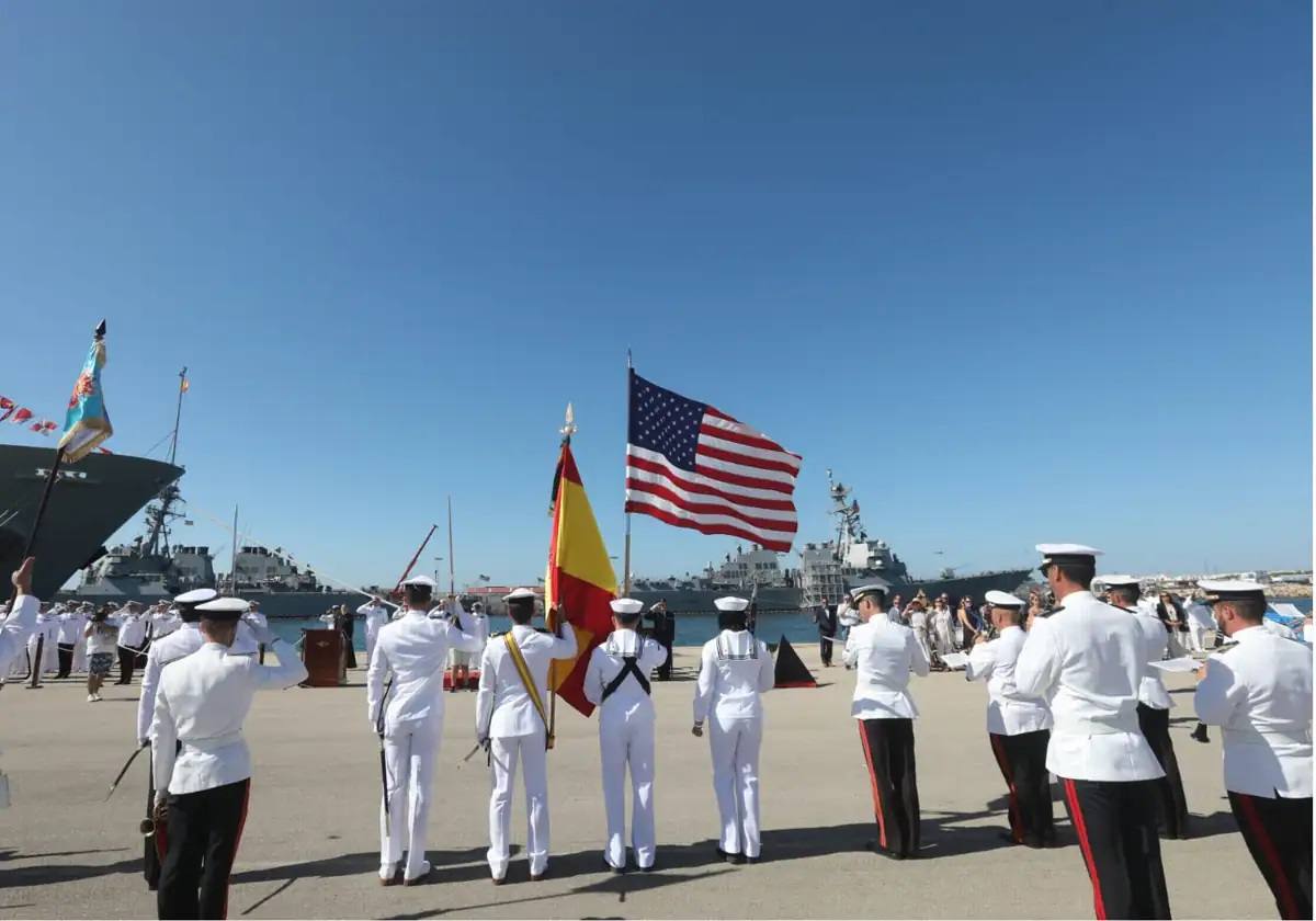 25 de septiembre. La Base Naval de Rota cumplía 70 años y se celebraba con un acto de conmemoración del aniversario de la firma de los acuerdos entre España y Estados Unidos que dieron lugar al recinto militar. Además, en el presente año se ha llegado a un acuerdo para ampliar de cuatro a seis los buques destructores que podrán estacionar en la base.