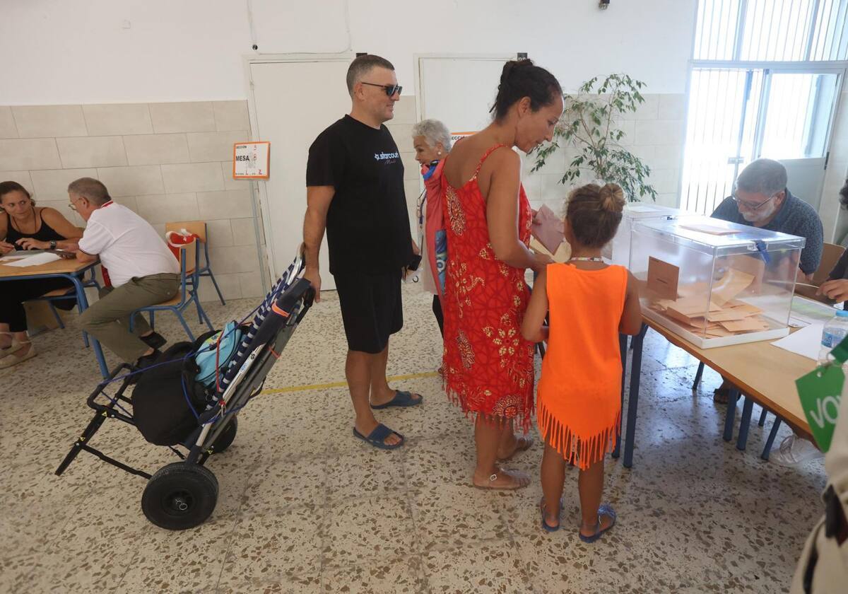 23 de julio. La provincia de Cádiz votaba y se iba a la playa. Las elecciones generales del 23-J dejaron la estampa de los gaditanos ejerciendo su derecho al voto con el traje de baño. En la provincia ganaba el PP con cuatro escaños, seguido por el PSOE con tres, uno de VOX y otro para Sumar.