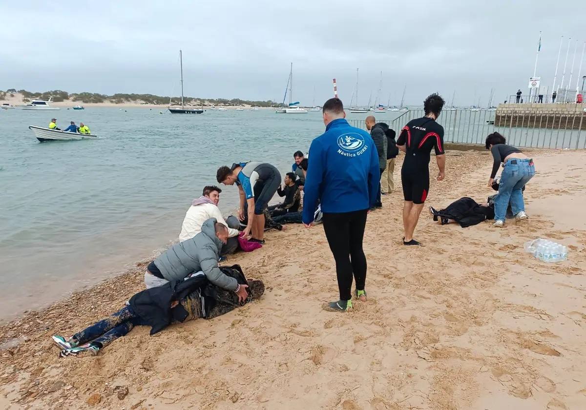 30 de noviembre. Cuatro migrantes fallecían en la playa de Camposoto al ser arrojados de una patera cuando se aproximaban a la orilla, mientras que los otros 23 integrantes de la embarcación pudieron ser auxiliados. En la playa de Sancti Petri de Chiclana fueron arrojados al mar otras ocho personas, de las cuáles tres tuvieron que ser hospitalizadas por un cuadro e hipotermia.