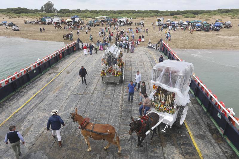 23 de mayo. Muchos romeros llegados a Bajo de Guía desde diferentes puntos de la provincia cruzaron el Guadalquivir a cubierto por las lluvias caídas. Pese a todo, ya en las arenas de Doñana no hubo grandes incidencias que lamentar.