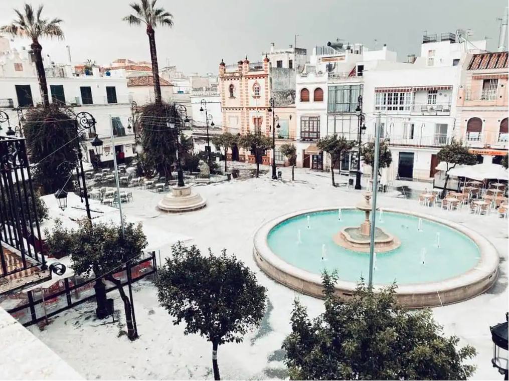 7 de febrero. Un manto blanco cubrió Sanlúcar en una histórica granizada que dejó imágenes que quedan para el recuerdo. Enclaves ilustres como la Plaza del Cabildo parecían nevados y se produjeron importantes daños en la zona agrícola de la Algaida.