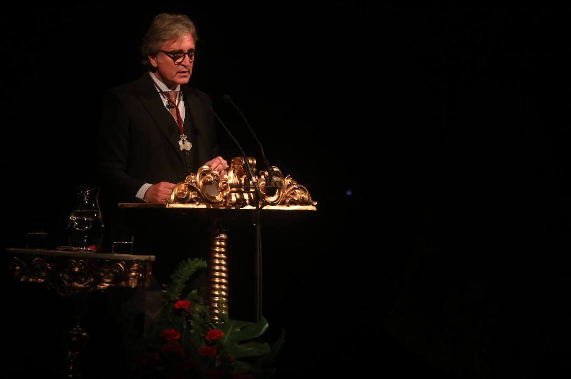 26 de marzo. El periodista Fernando Pérez ofreció un gran pregón de la Semana Santa en el Gran Teatro Falla. Haciendo un recorrido por los recuerdos cofrades a lo largo de toda su vida, que arrancan en la calle Ancha en la que creció, logró enganchar al público en el acto con el que se iniciaba la cuenta atrás para la Semana Mayor.