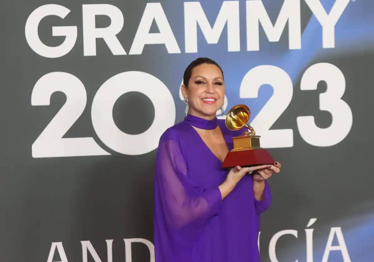 17 de noviembre. La gaditana Niña Pastori se llevaba el premios Latin Grammy a Mejor álbum de música flamenca por 'Camino' en la 24ª Entrega anual de estos célebres premios que se celebraban en el Palacio de Congresos de Sevilla y en el que también fueron galardonados artistas como Karol-G, Shakira o Bizarrap.