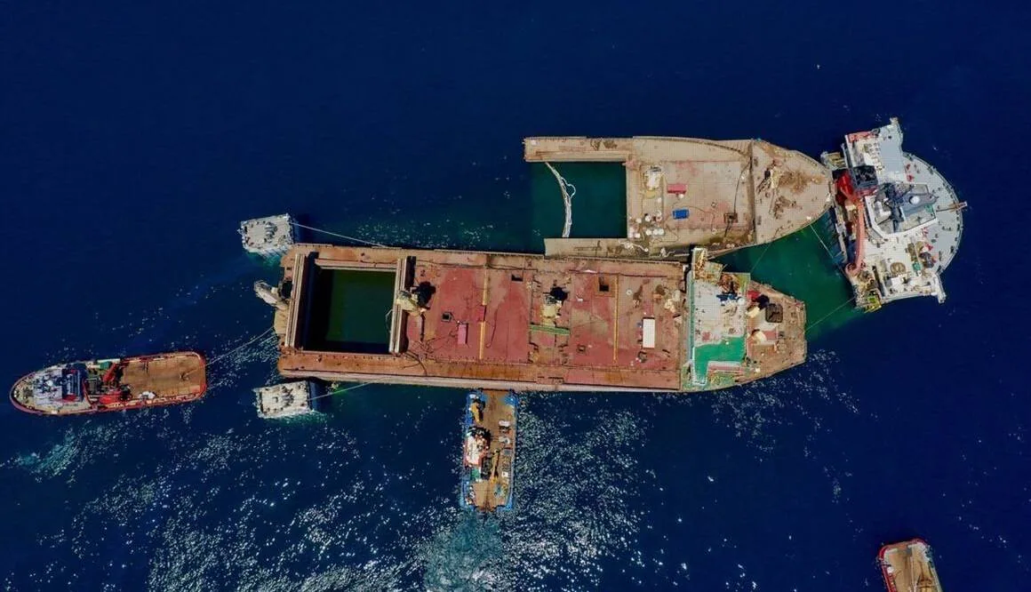 4 de julio. La Capitanía Marítima concluía con el rescate de las dos secciones del pecio del OS 35, el barco hundido en Gibraltar frente a las costas de La Línea en agosto del año 2022. La operación provocaba el vertido de residuos al mar, y en los días posteriores se estuvo trabajando en su limpieza de estos residuos.