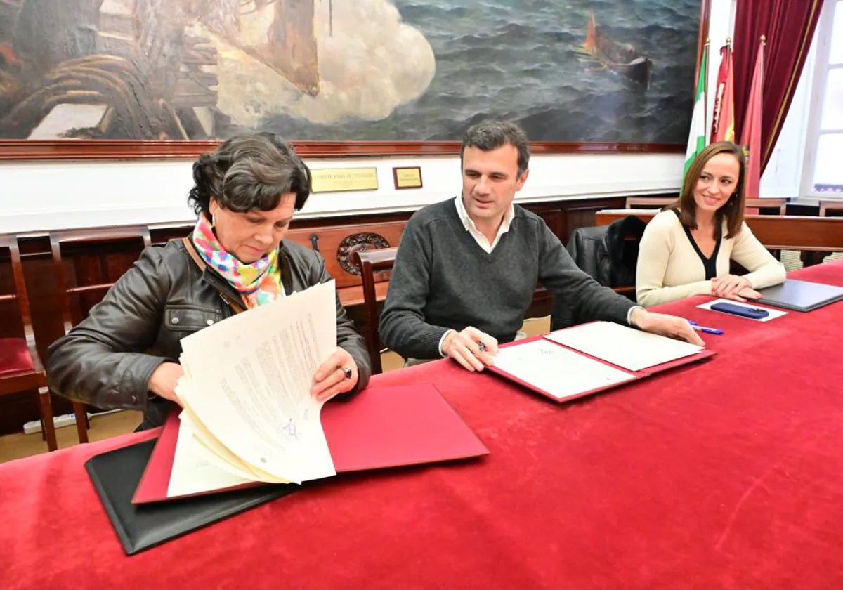 Agustina Castañeda y Bruno García firman el convenio, junto a la edil Virginia Martín