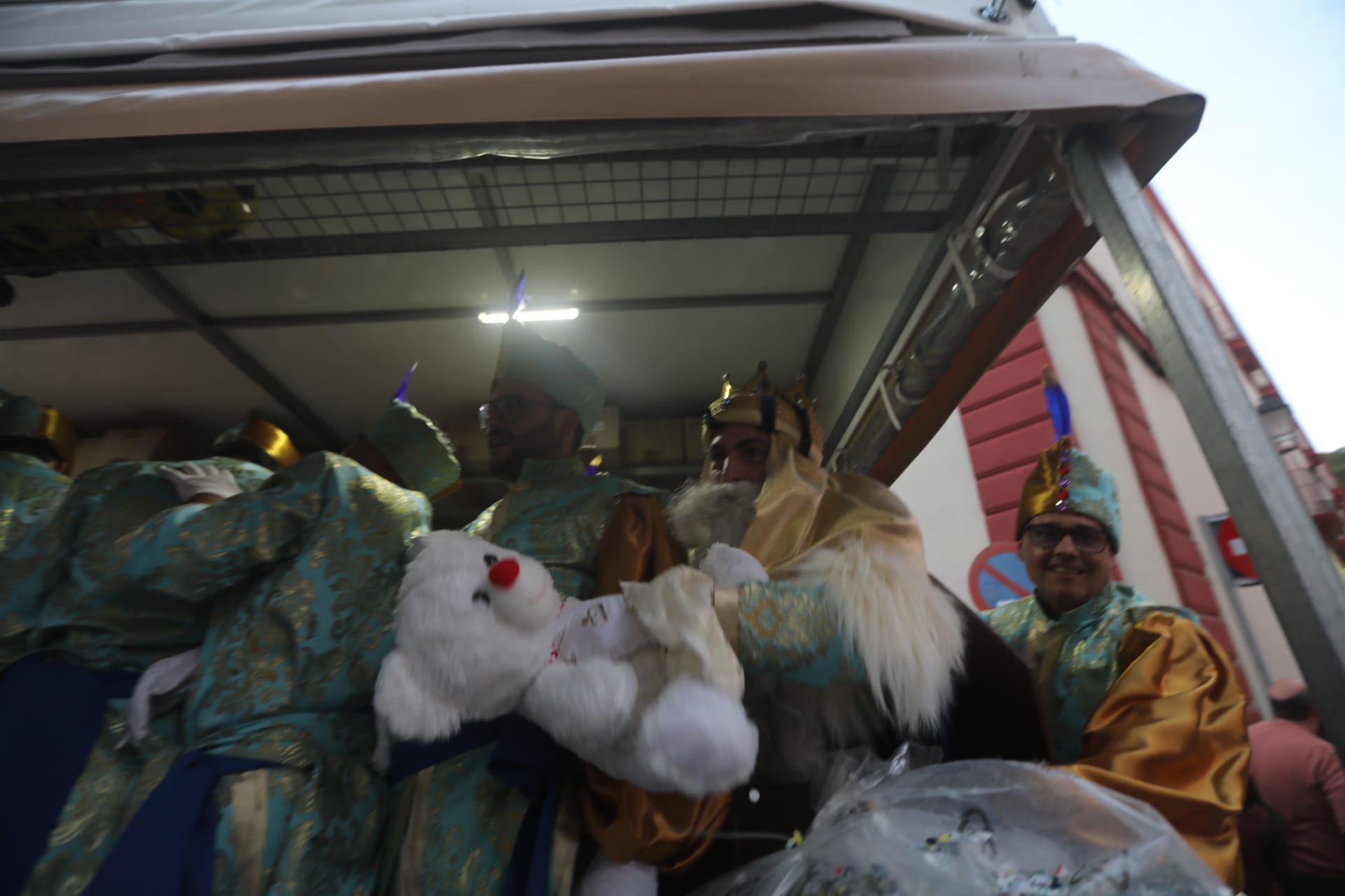 FOTOS: El Bizcocho ejerce de Rey Melchor en el Mentidero