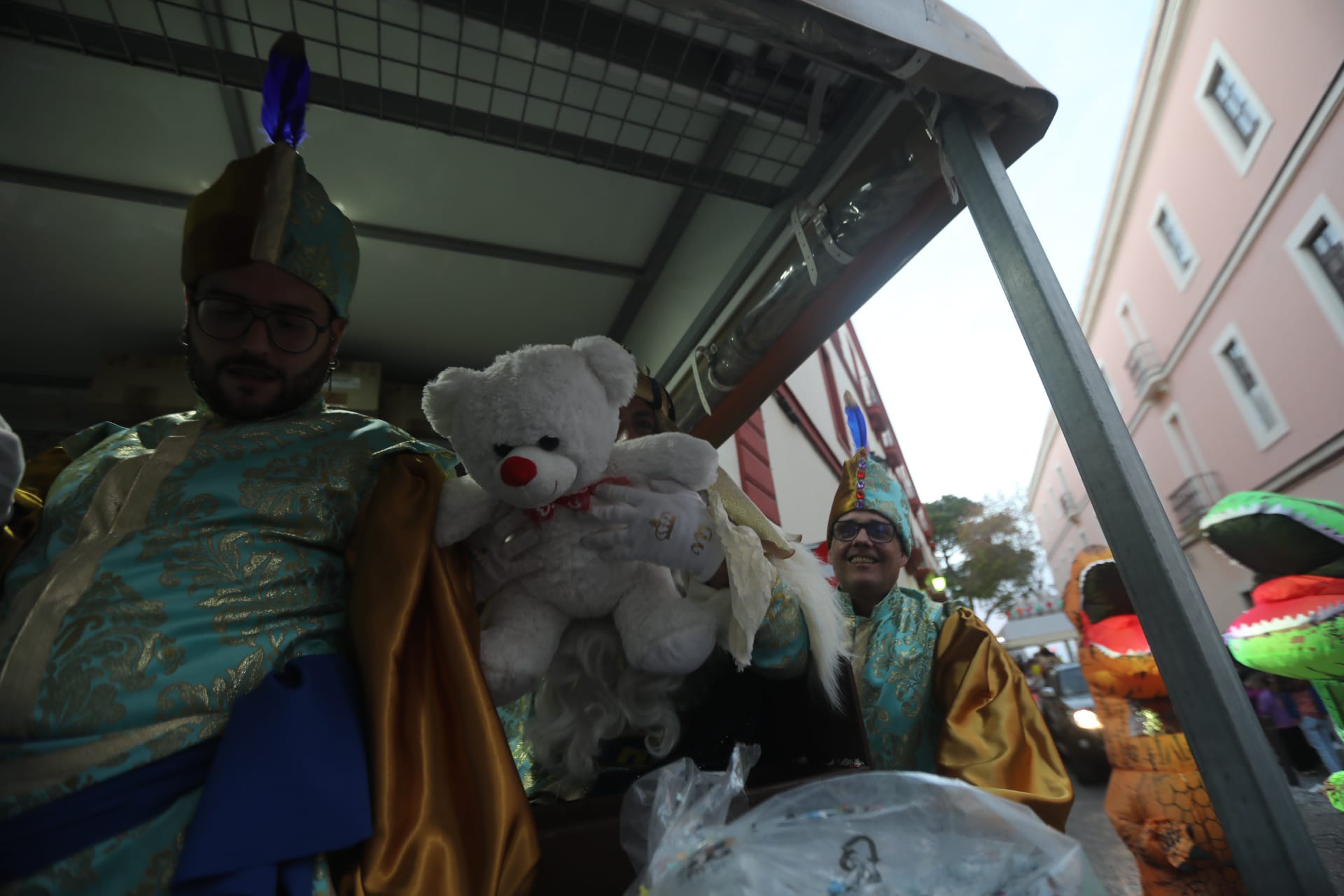 FOTOS: El Bizcocho ejerce de Rey Melchor en el Mentidero