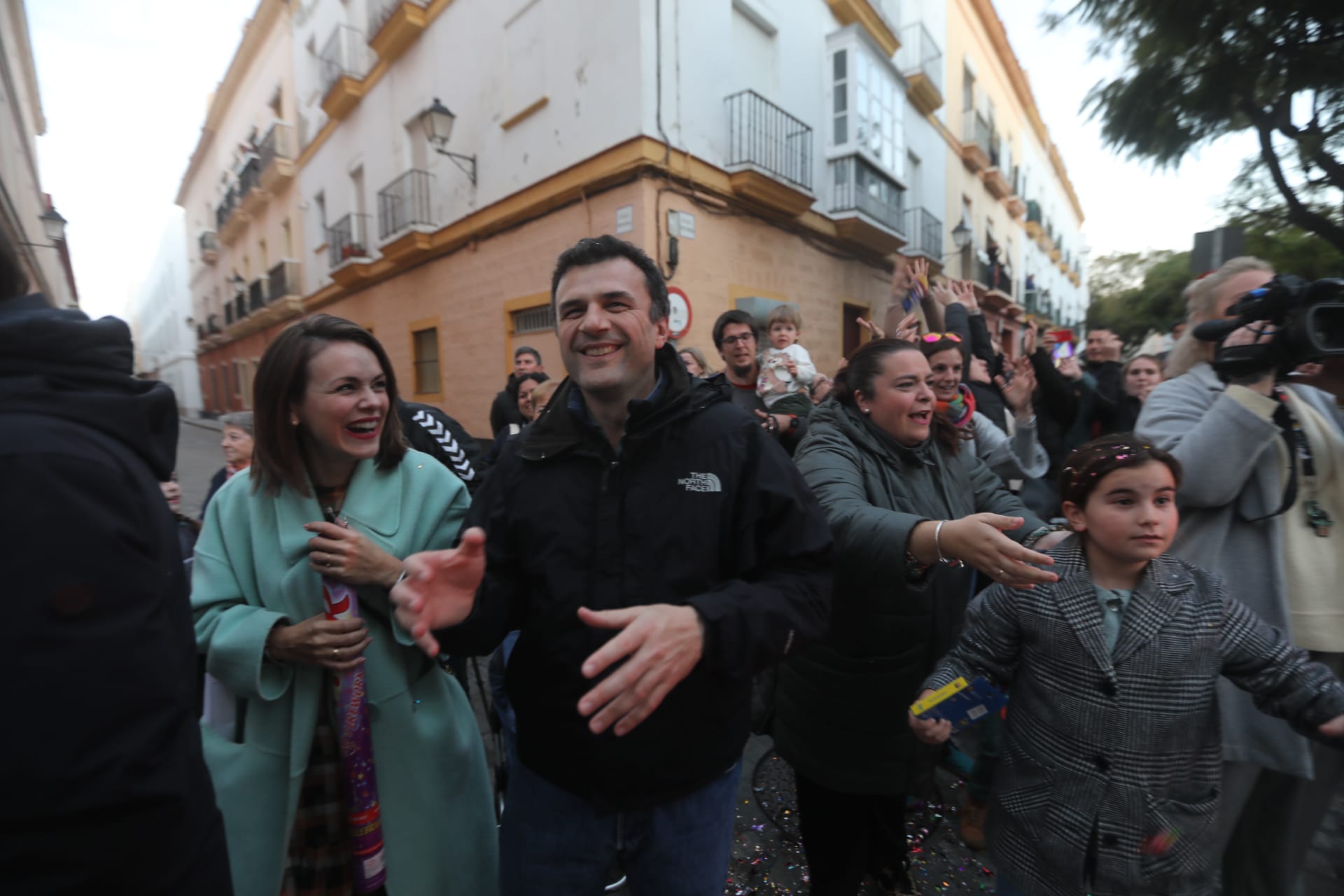 FOTOS: El Bizcocho ejerce de Rey Melchor en el Mentidero