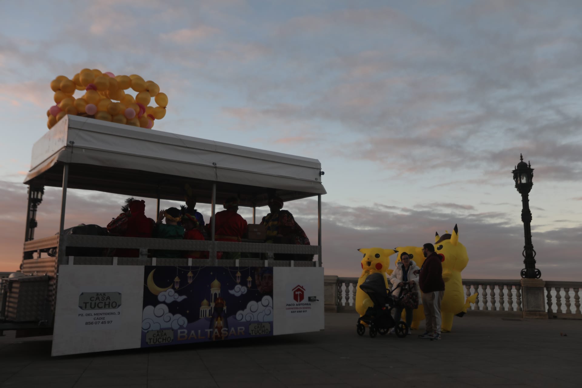 FOTOS: El Bizcocho ejerce de Rey Melchor en el Mentidero