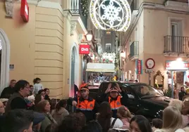Vídeo: La carroza de Gaspar se atasca en la calle Sagasta