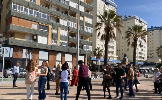 Parte de la tropa, bailando durante un fin de semana en el Paseo