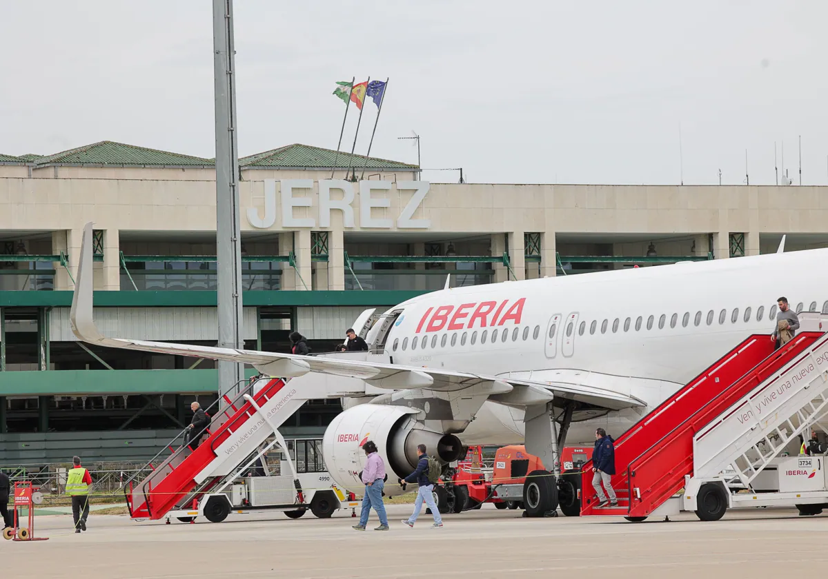 Imagen de un avión de Iberia en la pista del aeropuerto de Jerez