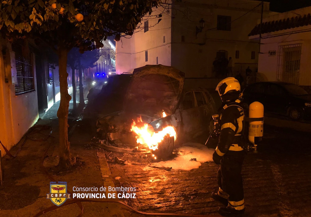 Cuatro coches calcinados en un aparatoso incendio en un pueblo de Cádiz