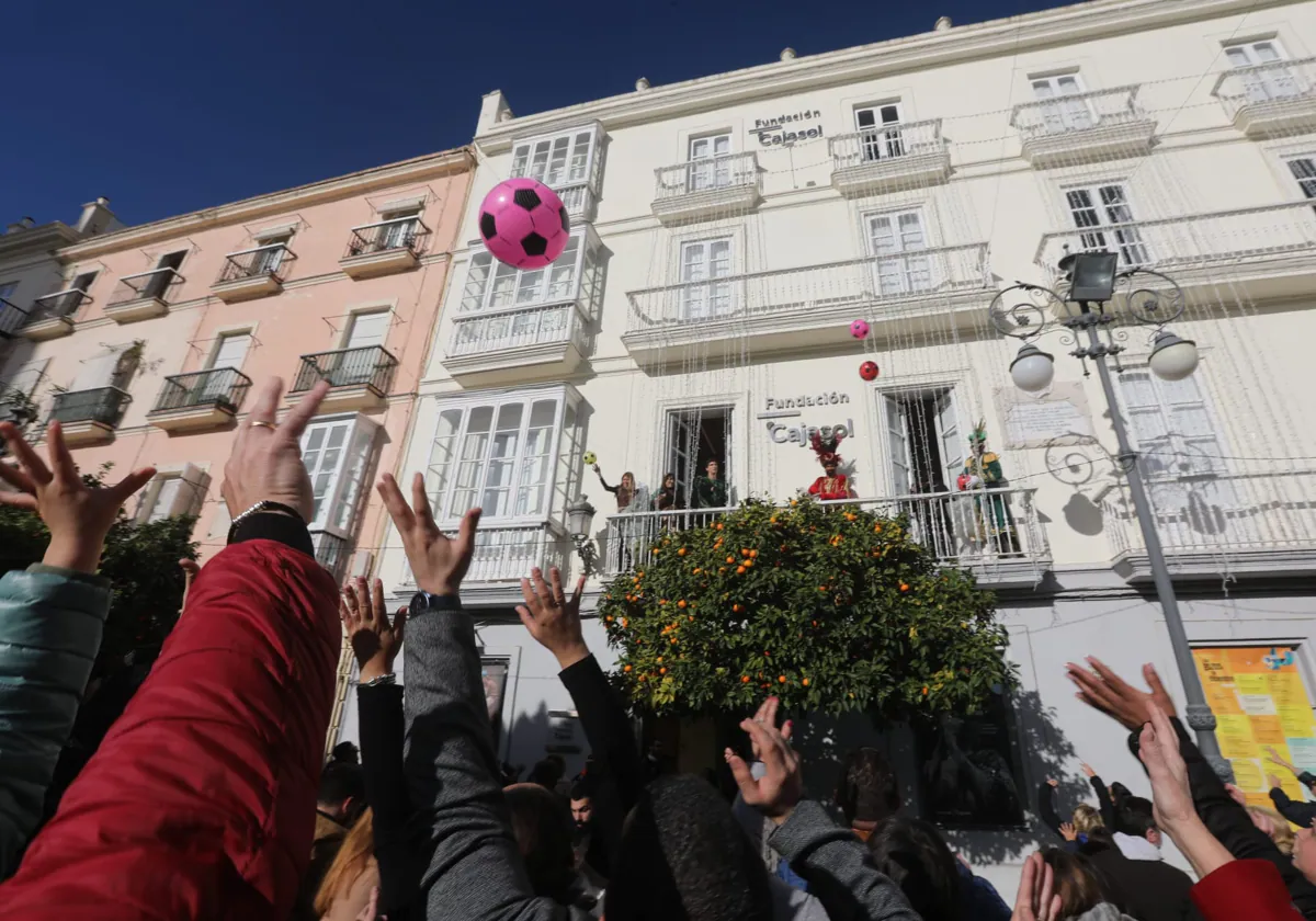 Los Reyes tiran pelotas desde un balcón de la Fundación Cajasol