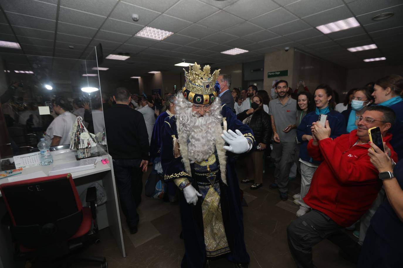 Fotos: Los Reyes Magos visitan a los niños ingresados en el hospital Puerta del Mar de Cádiz