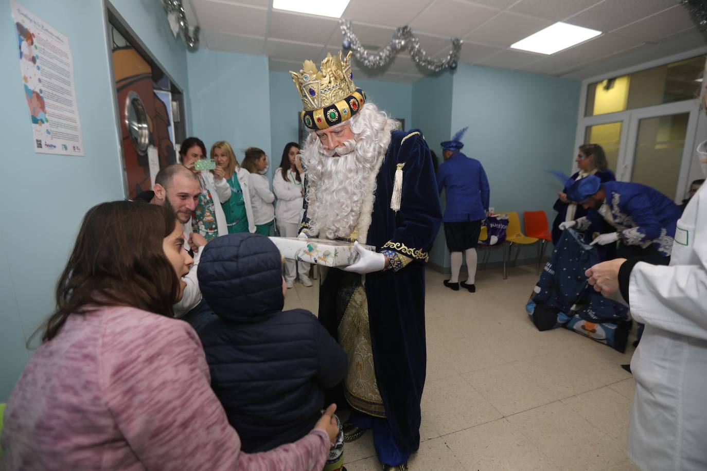 Fotos: Los Reyes Magos visitan a los niños ingresados en el hospital Puerta del Mar de Cádiz