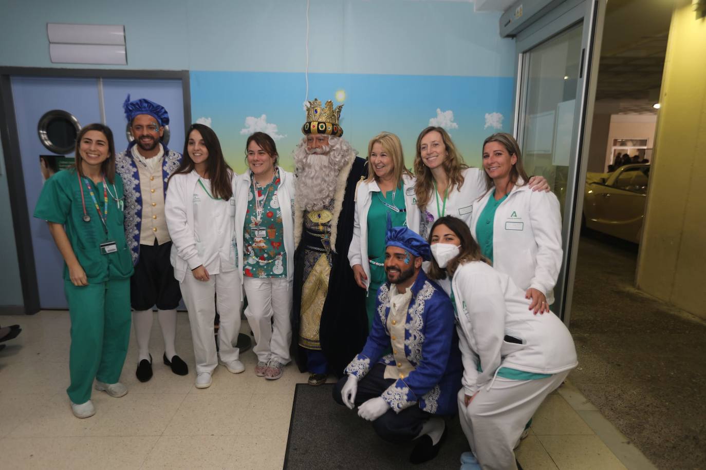 Fotos: Los Reyes Magos visitan a los niños ingresados en el hospital Puerta del Mar de Cádiz