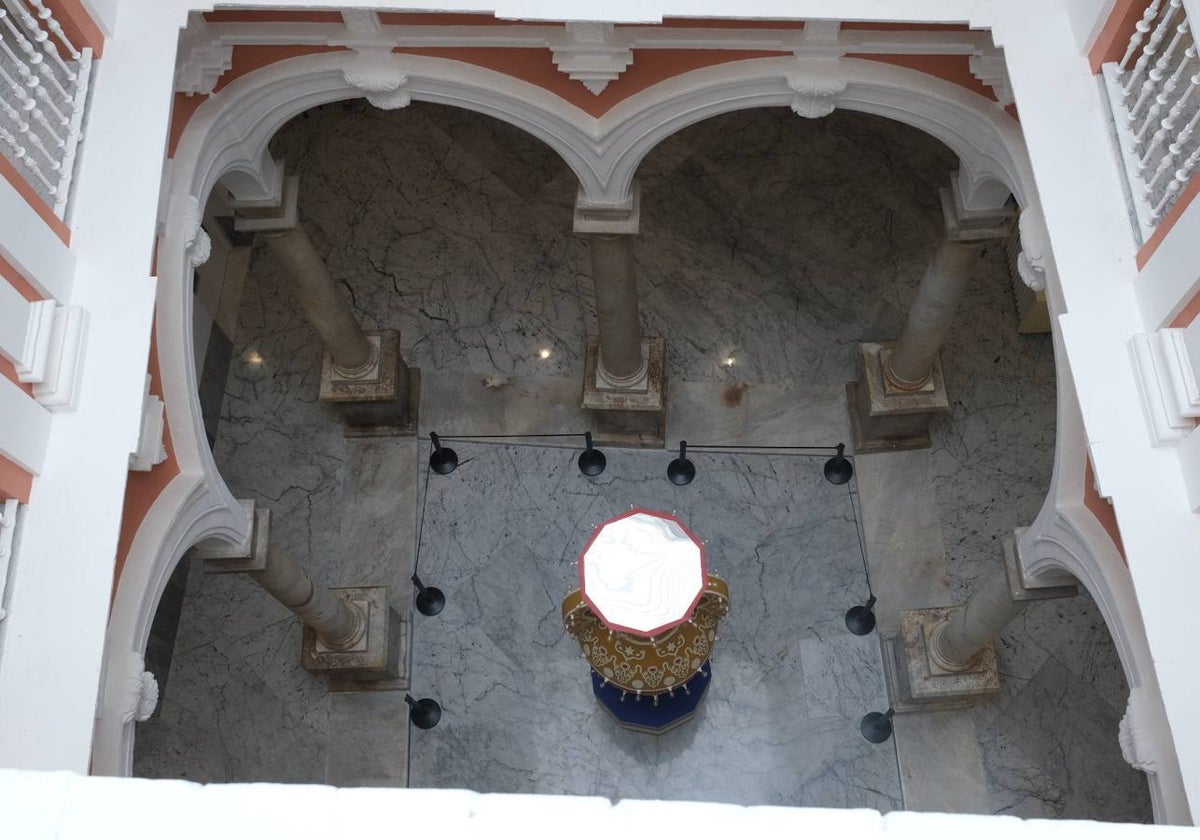 Vista del patio central de la Casa del Carnaval decorado con una réplica del jarrón de Antonio Accame