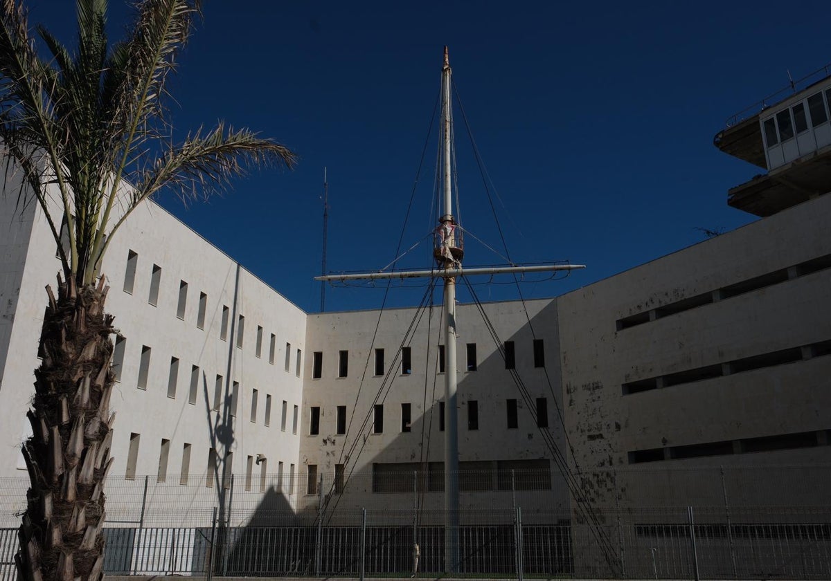 Estado actual del clausurado y abandonado edificio de Náutica, ubicado frente a La Caleta