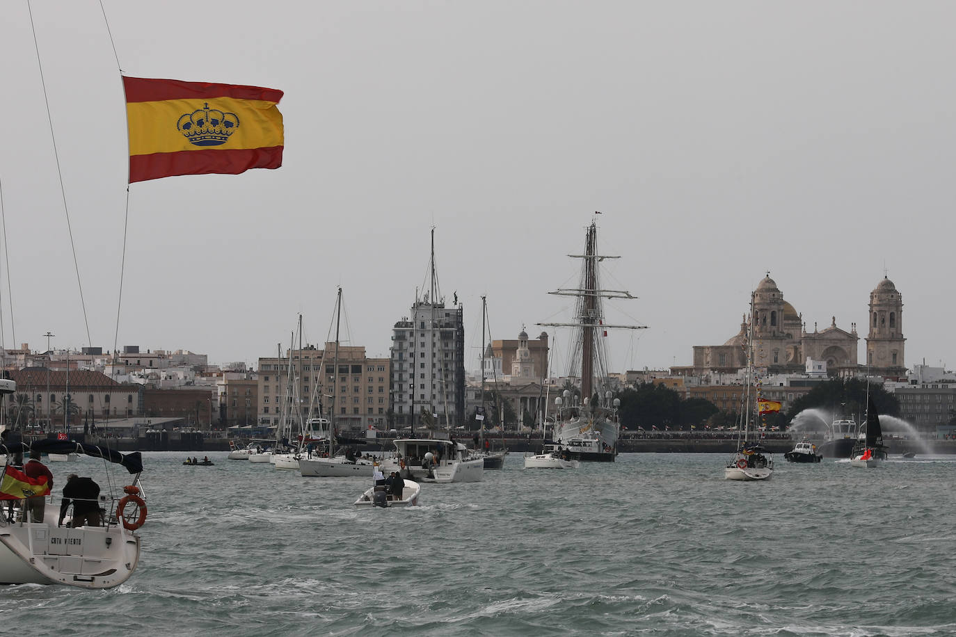 Fotos: Adiós al buque Juan Sebastián de Elcano, el embajador de Cádiz inicia un nuevo crucero de instrucción