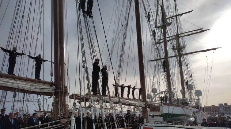 Cádiz y el viento de levante mecen al buque Juan Sebastián de Elcano en su despedida