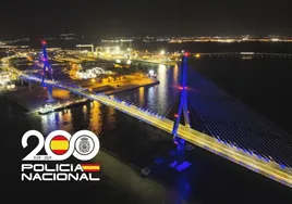 El puente de la Constitución, de azul en homenaje a la Policía Nacional