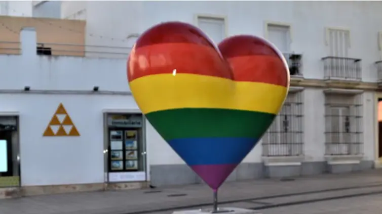 Destrozan el corazón Lgtbi de la calle Real de San Fernando por segunda vez