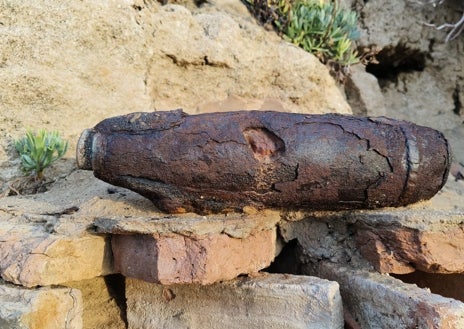 Imagen secundaria 1 - Neutralizan un proyectil en el acantilado del Parque Natural de la Breña, en Barbate