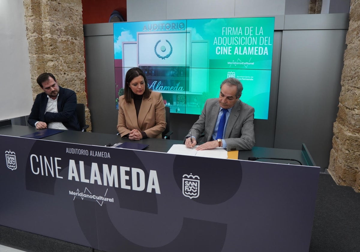 Momento de la firma ante el notario, Ignacio J. Padial, de la compraventa del Cine Alameda.