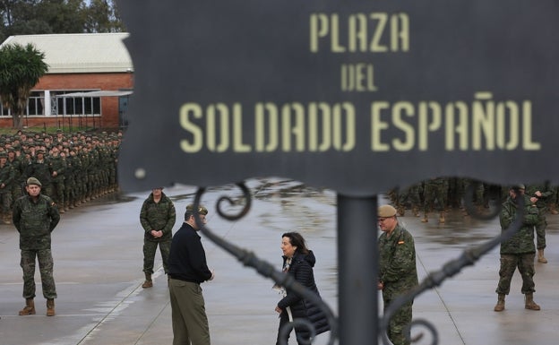 Margarita Robles, en la plaza del Soldado Español.