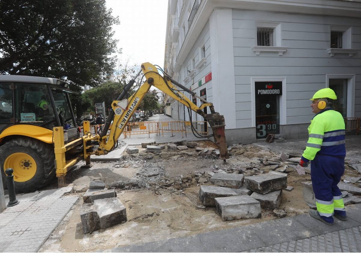 Un trabajador en el centro de Cádiz..