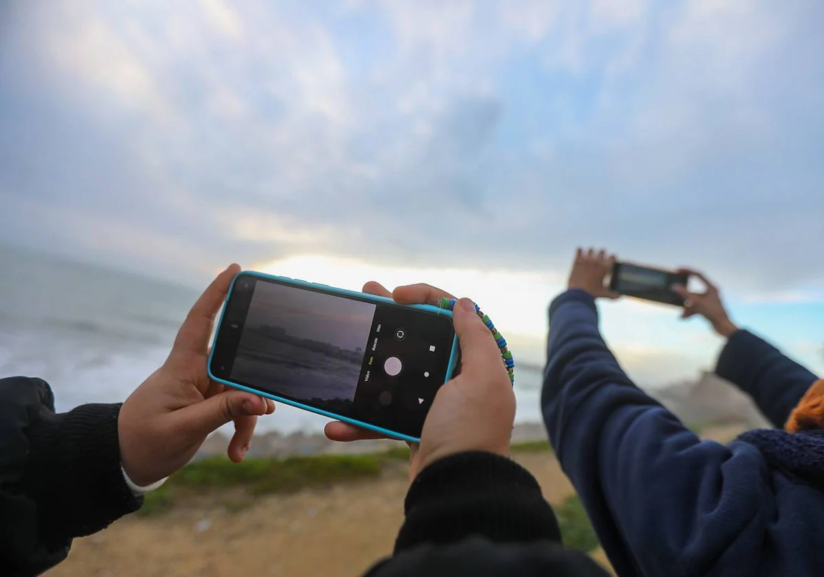 Adolescentes captan una imagen con sus teléfonos para compartirla en redes