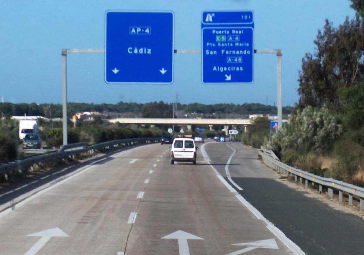 Un vehículo circula por la autopista entre Cádiz y Sevilla