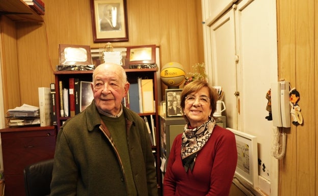 Francisco y Cristina, en el despacho de la librería.