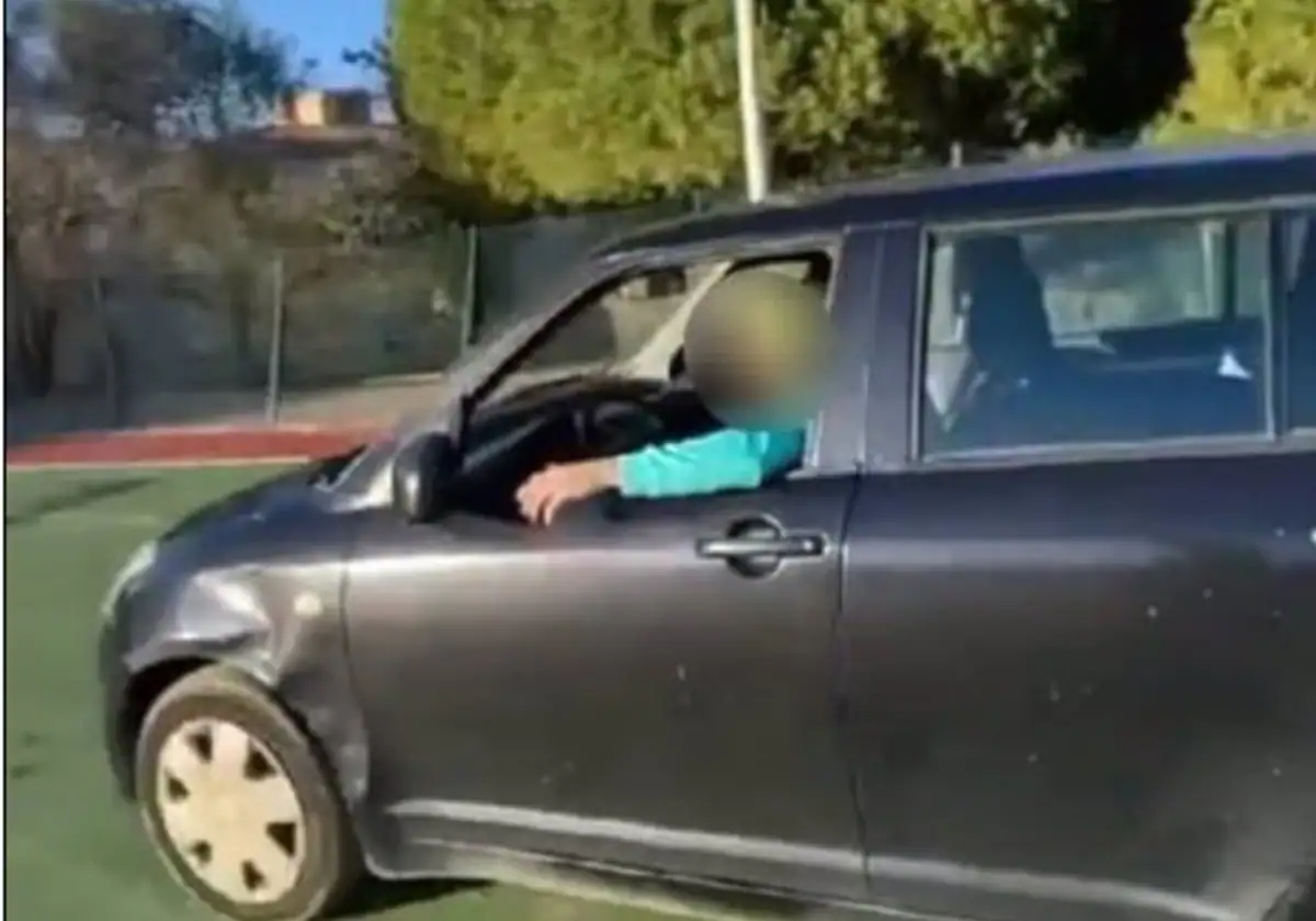 Captura del vídeo en TikTok donde un joven conduce un coche en unas pistas deportivas de Algeciras