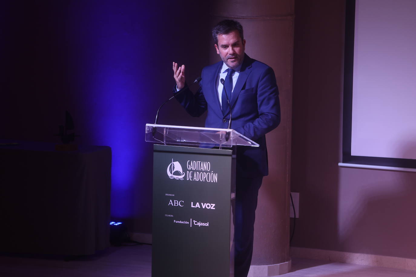 Así ha sido la entrega del premio Gaditano de Adopción a Borja Prado Eulate en Cádiz