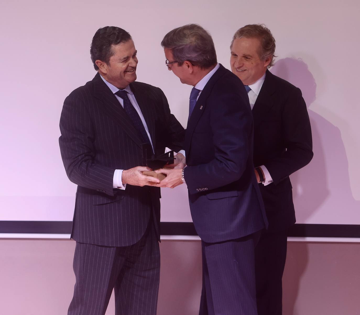 Así ha sido la entrega del premio Gaditano de Adopción a Borja Prado Eulate en Cádiz