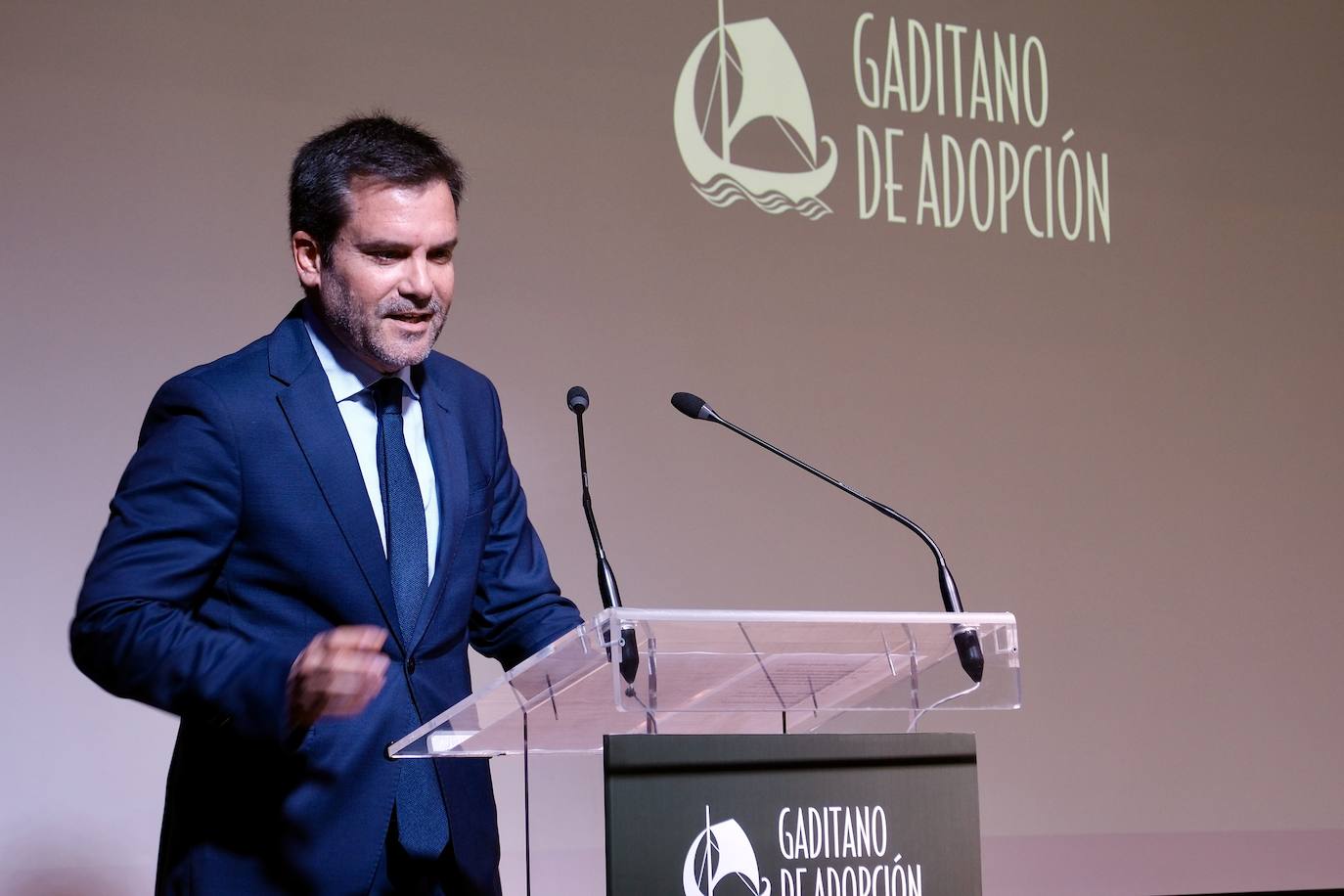 Así ha sido la entrega del premio Gaditano de Adopción a Borja Prado Eulate en Cádiz