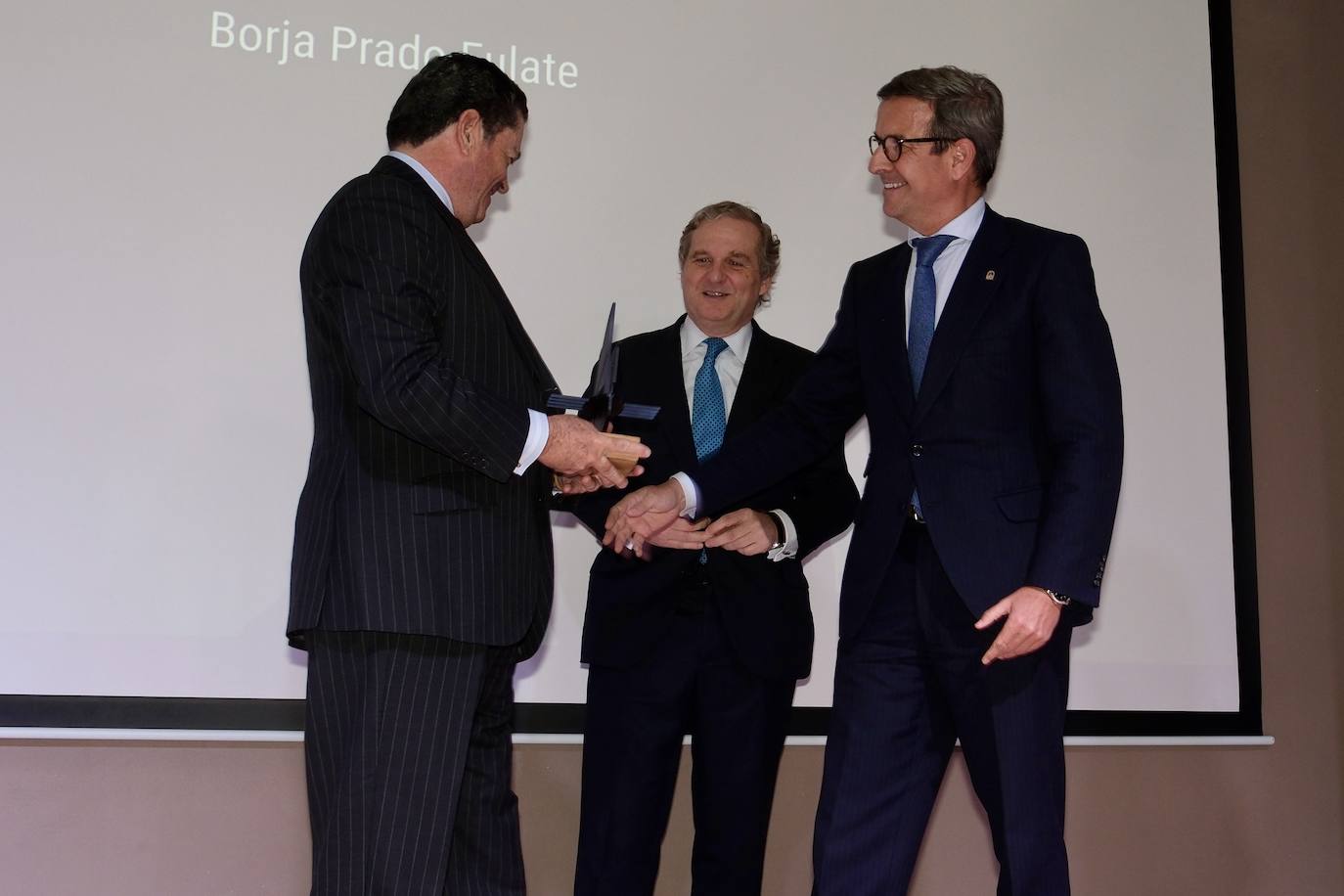 Así ha sido la entrega del premio Gaditano de Adopción a Borja Prado Eulate en Cádiz