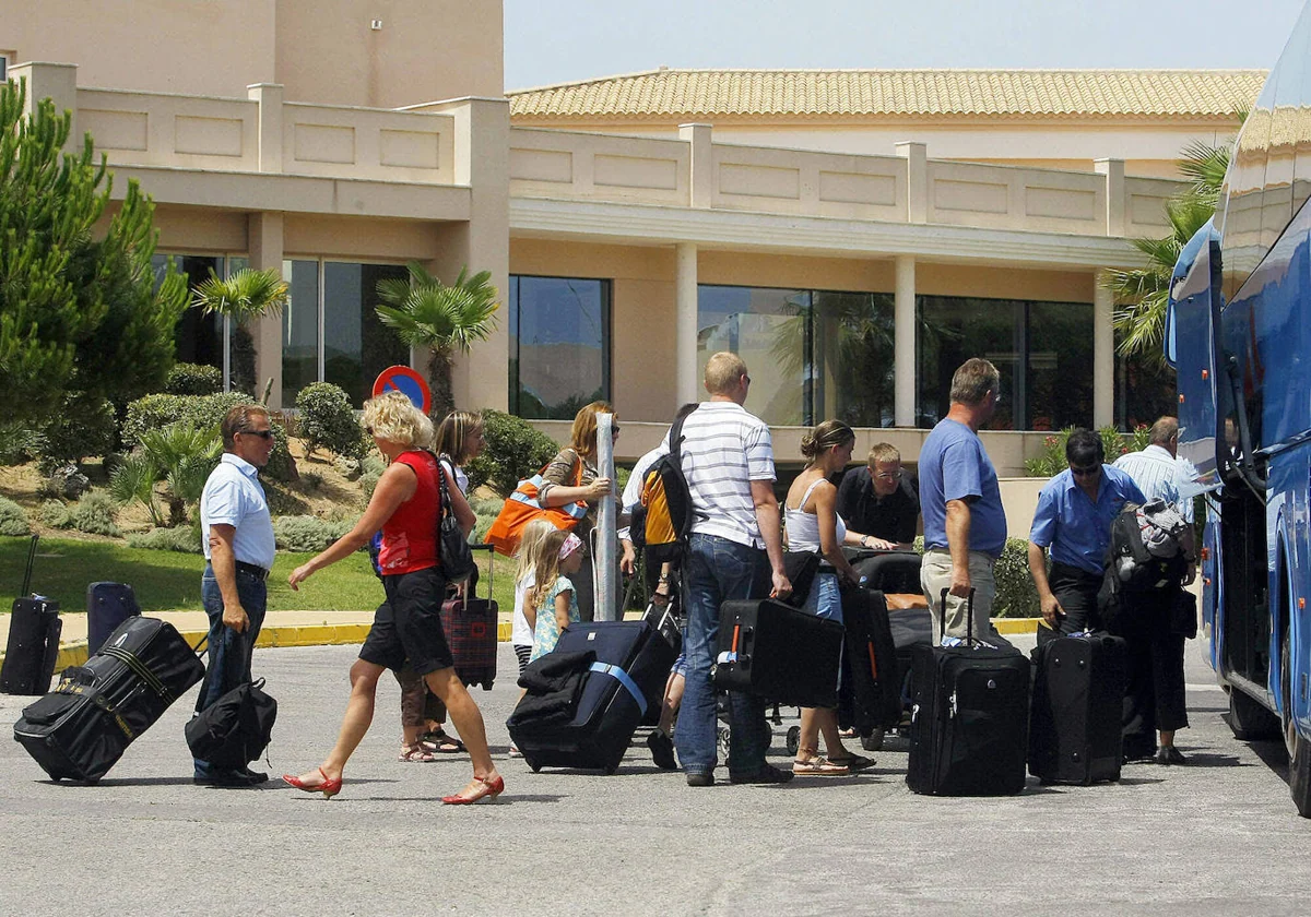 Turistas abandonan en Cádiz el hotel en el que se hospedaban