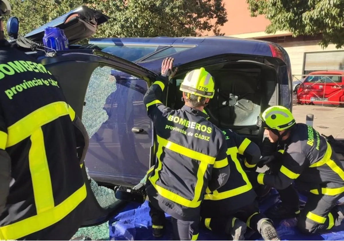 Rescatan a un conductor tras chocar con un bolardo y volcar su vehículo en Algeciras