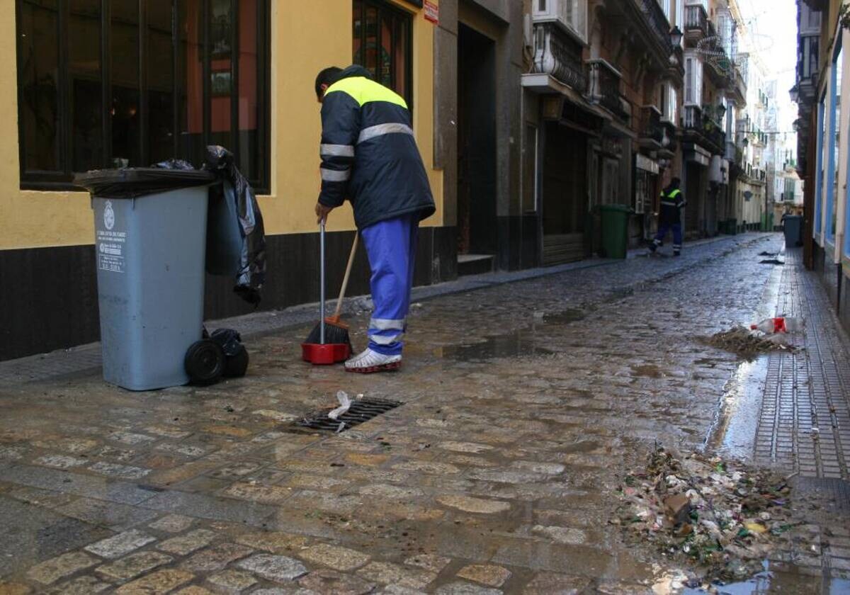 Personal de la limpieza adecentando las calles durante el pasado Carnaval