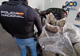 Intervienen más de 160 kilos de cogollos de marihuana envasados y detienen a cinco personas en Sanlúcar