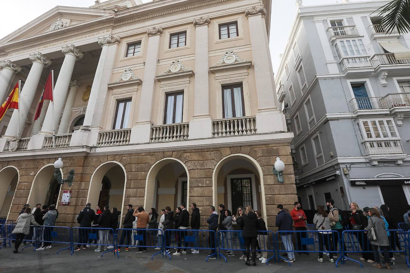 Fotos: colas desde San Juan de Dios hasta Catedral para comprar las entradas