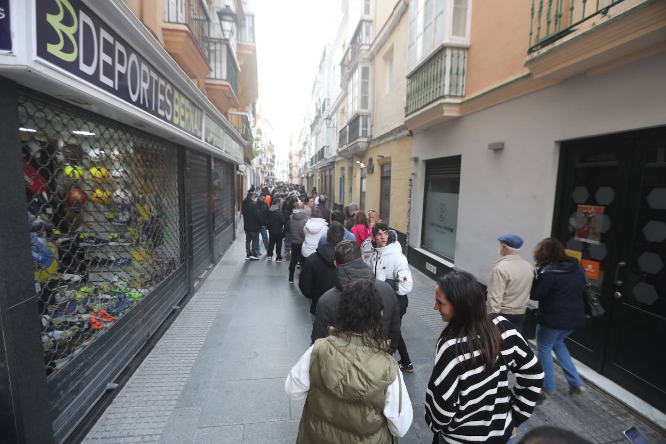 Fotos: colas desde San Juan de Dios hasta Catedral para comprar las entradas